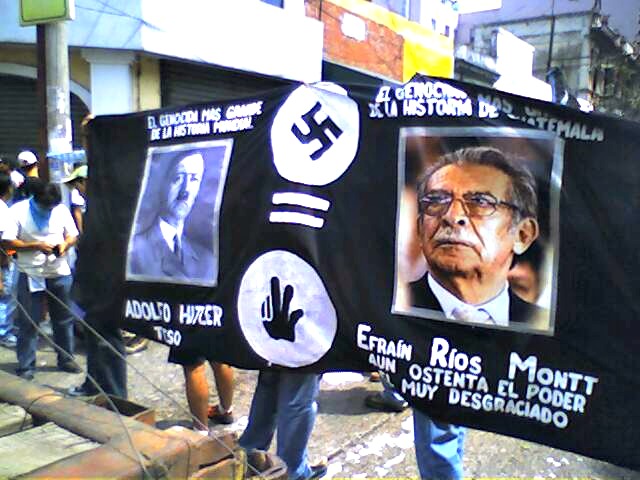 På dette banneret som ble brukt i en demonstrasjon så langt tilbake som 2006 blir Montt sammenlignet med Adolf Hitler. Foto: Firetreo - Wikimedia Commons.