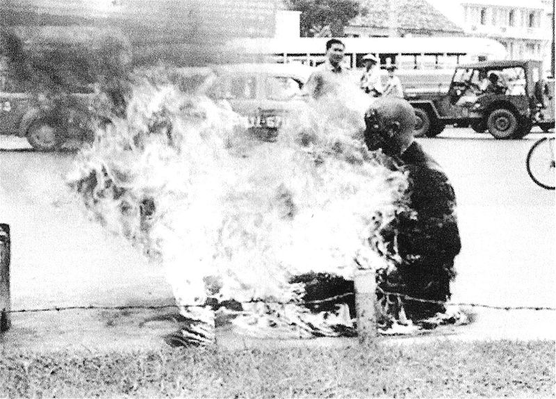 Buddhist_monk_burning